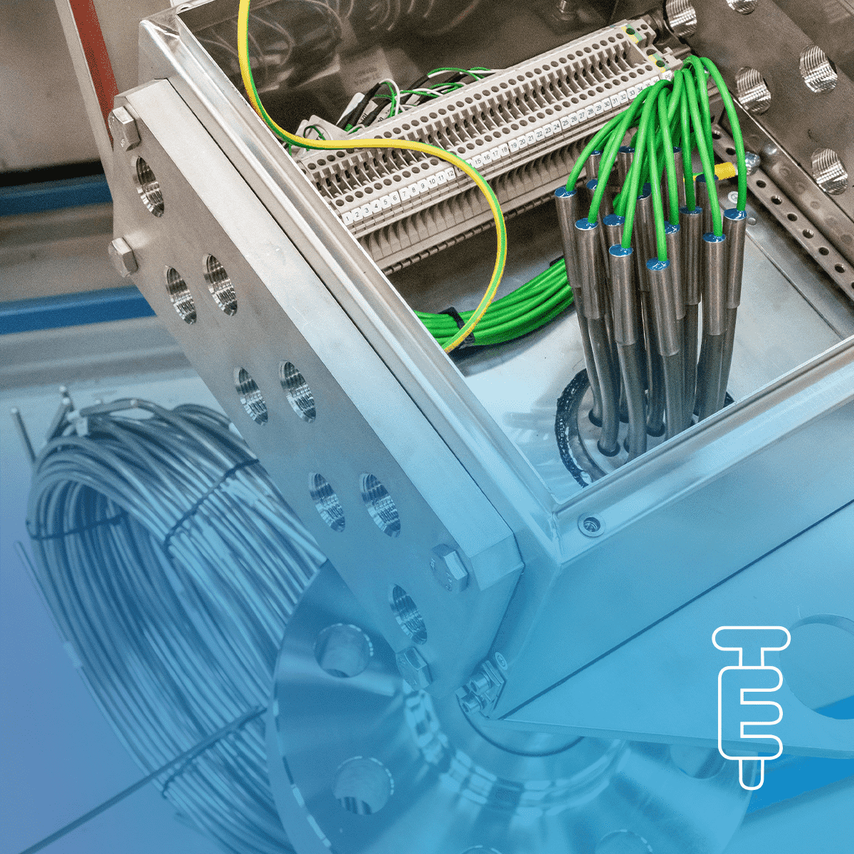 Multipoint temperature sensors for applications in hydrocracking reactors